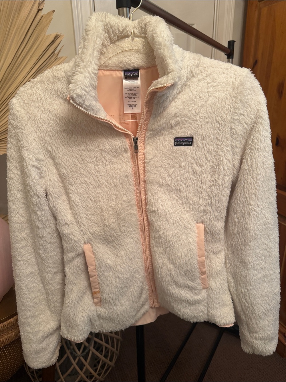 Patagonia Cream Teddy Fleece Jacket with Pale Pink Trim new with out tags